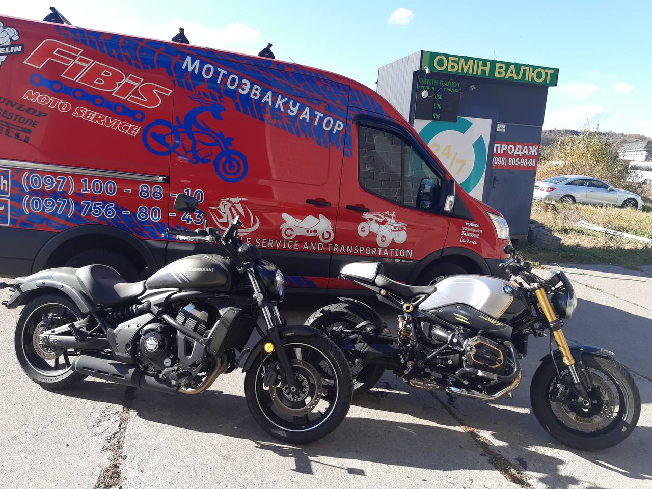 Kawasaki Vulcan та BMW R nineT — класичні круїзери. Видно контрастні стилі, хромовані елементи та різні посадки.